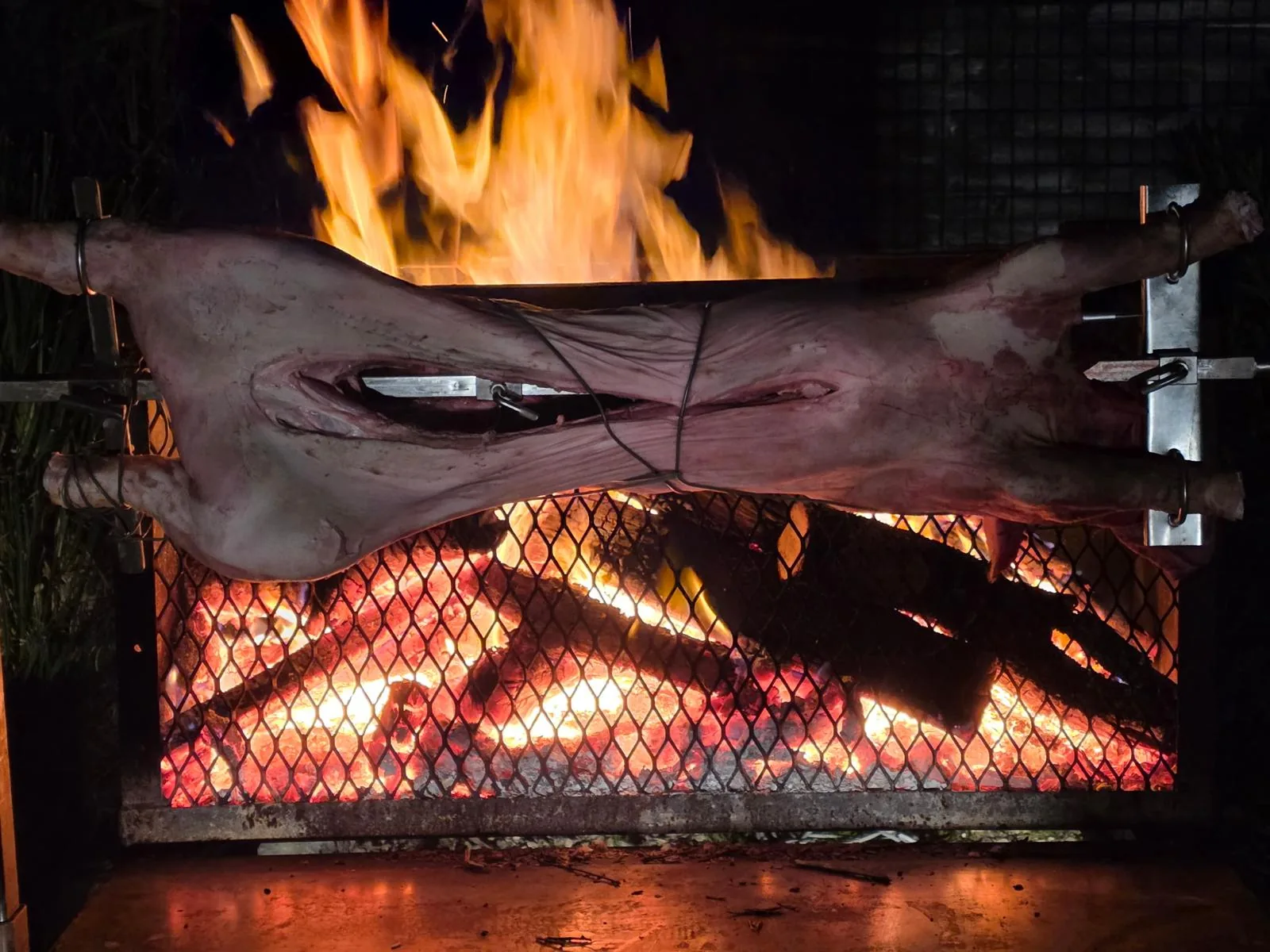 Cochon à la broche cuisson au feu de bois